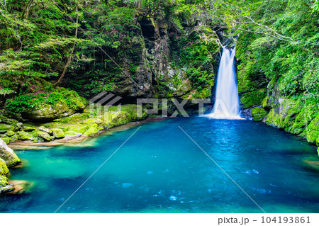 高知　仁淀ブルーに輝くにこ淵 104193861