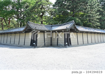 京都御所の鬼門 築地塀 猿が辻 京都御所の鬼門 築地塀 猿が辻 104194819