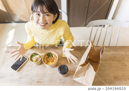 フードデリバリーを注文した若い女性 104194820