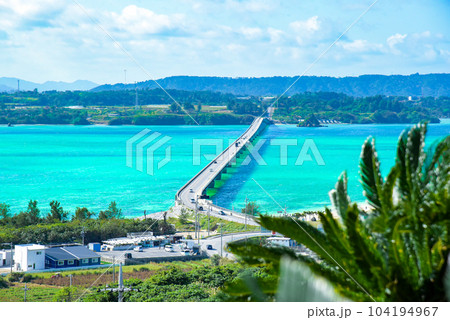 古宇利大橋と沖縄の海 104194967