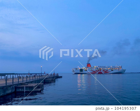 夕暮れの西大分港を出航するフェリー 夕暮れの西大分港を出航するフェリー 104195307
