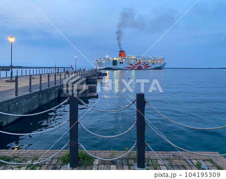 夕暮れの西大分港を出航するフェリー 104195309