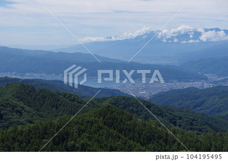 ビーナスライン　三峰山からの諏訪湖方向の眺め 104195495