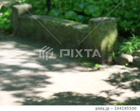 ぶら下がっているイモムシ ぶら下がっているイモムシ 104195500