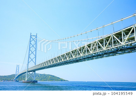 舞子公園から見た初夏の明石海峡大橋　兵庫県神戸市 104195549