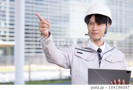ビジネス 作業服を着ている男性のポートレート ビジネス 作業服を着ている男性のポートレート 104196097
