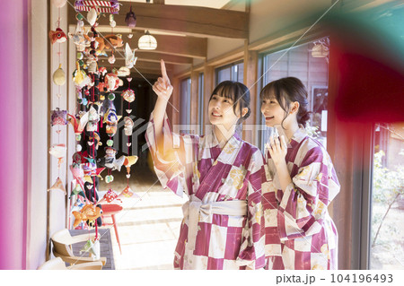 通路に飾られら吊るし雛を見る若い女性 女子旅イメージ 通路に飾られら吊るし雛を見る若い女性 女子旅イメージ 104196493
