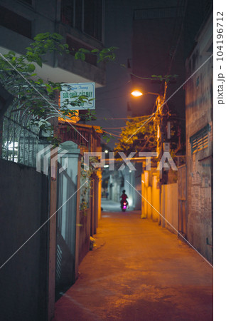 ベトナム ハイフォン市の路地裏 夜 ベトナム ハイフォン市の路地裏 夜 104196712