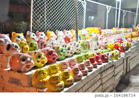 ベトナム 夜の露店 ぶた貯金箱 ベトナム 夜の露店 ぶた貯金箱 104196714