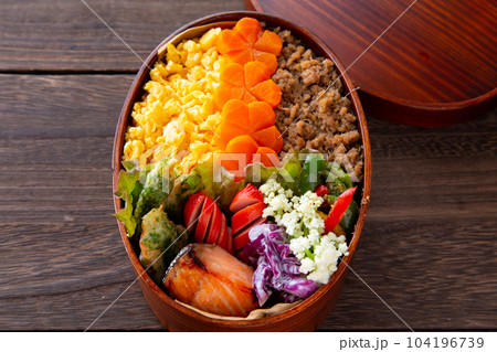 手作り弁当 2色そぼろ弁当 手作り弁当 2色そぼろ弁当 104196739