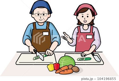 料理教室で教わるシニアの男性 料理教室で教わるシニアの男性 104196855