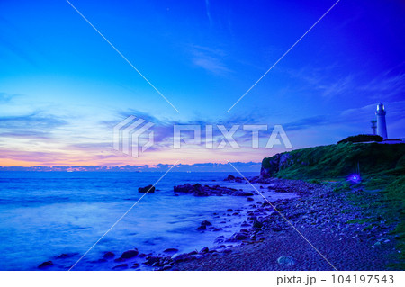 （千葉県銚子市）犬吠埼灯台　夜明け 104197543