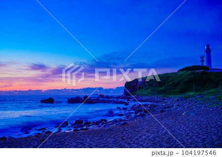 （千葉県銚子市）犬吠埼灯台　夜明け 104197546