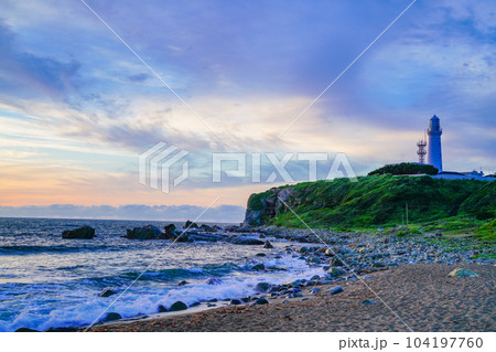（千葉県銚子市）犬吠埼灯台　夜明け 104197760