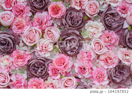 バラの造花の背景素材・フラワーアレンジメント 104197852