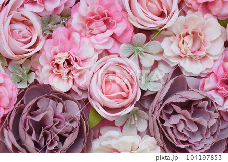 バラの造花の背景素材・フラワーアレンジメント バラの造花の背景素材・フラワーアレンジメント 104197853
