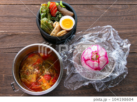 手作り弁当 ロール白菜と赤カブのおにぎり 手作り弁当 ロール白菜と赤カブのおにぎり 104198604