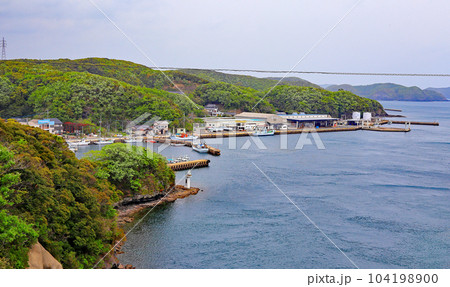 万関橋からの運河 対馬の上島と下島を結ぶ橋 万関橋からの運河 対馬の上島と下島を結ぶ橋 104198900
