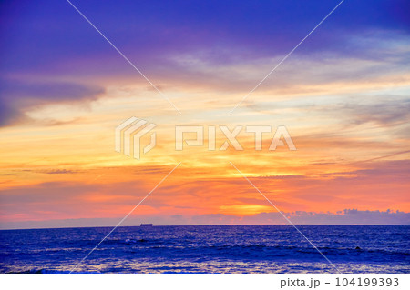 海・沖の船　夜明けイメージ 104199393