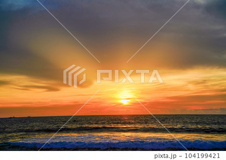 海・沖の船　夜明けイメージ 104199421