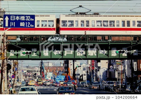 昭和の横浜・京急戸部駅付近を走る都営地下鉄5000形急行、1982年12月5日 104200664