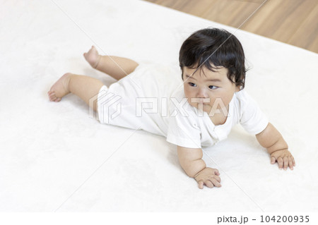 うつ伏せで頭を持ち上げている赤ちゃん(男の子、日本人、生後6か月) うつ伏せで頭を持ち上げている赤ちゃん(男の子、日本人、生後6か月) 104200935