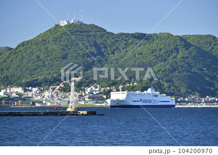 初夏の北海道函館市函館港に入港する津軽海峡フェリーの風景を撮影 初夏の北海道函館市函館港に入港する津軽海峡フェリーの風景を撮影 104200970