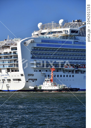 初夏の北海道函館市函館港でクルーズ船ダイヤモンドプリンセス号の接岸作業をするタグボートの風景を撮影 初夏の北海道函館市函館港でクルーズ船ダイヤモンドプリンセス号の接岸作業をするタグボートの風景を撮影 104201158