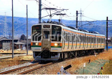 ここは温泉街道!? 群馬の奥座敷・温泉郷へのアクセス『吾妻線』を行く… 211系電車 104202056