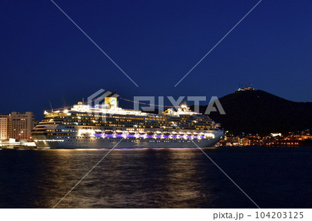 初夏の北海道函館市函館港に寄港するクルーズ船コスタセレーナ号の風景を撮影 104203125