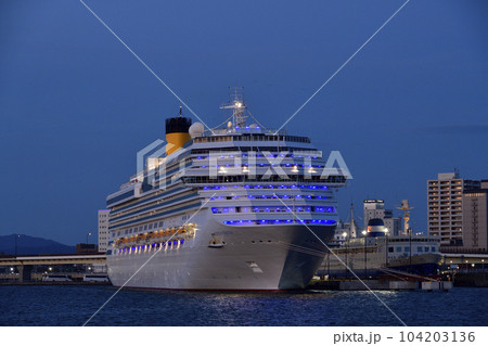 初夏の北海道函館市函館港に寄港するクルーズ船コスタセレーナ号の風景を撮影 初夏の北海道函館市函館港に寄港するクルーズ船コスタセレーナ号の風景を撮影 104203136