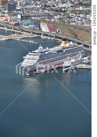 初夏の北海道函館市函館港に寄港するクルーズ船コスタセレーナ号の風景を撮影 初夏の北海道函館市函館港に寄港するクルーズ船コスタセレーナ号の風景を撮影 104203200