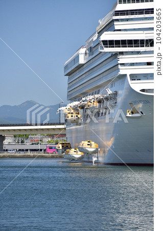初夏の北海道函館市函館港でクルーズ船コスタセレーナ号の救命艇の点検風景を撮影 104203665