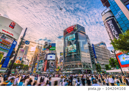 日本の東京都市景観 夏至で渋谷はまだ明るい。梅雨の晴れ間で太陽…希望の光…航空機も=6月21日 日本の東京都市景観 夏至で渋谷はまだ明るい。梅雨の晴れ間で太陽…希望の光…航空機も=6月21日 104204108