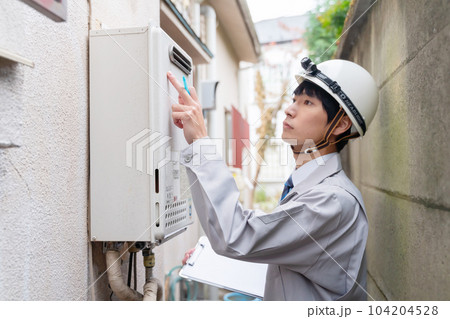 古い給湯器を点検する ビジネスマン 古い給湯器を点検する ビジネスマン 104204528