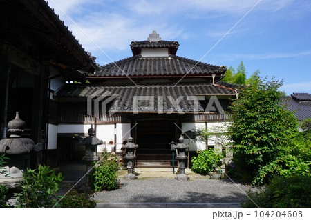 岡山県津山市にある天台宗「長法寺」:観音堂(本堂) 岡山県津山市にある天台宗「長法寺」:観音堂(本堂) 104204603