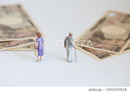 高齢者夫婦 お金イメージ 年金 老後  104204826