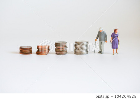 高齢者夫婦 お金イメージ 年金 老後  高齢者夫婦 お金イメージ 年金 老後  104204828