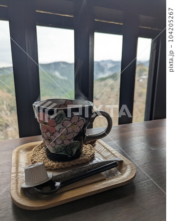 窓際のコーヒーの湯気 窓際のコーヒーの湯気 104205267
