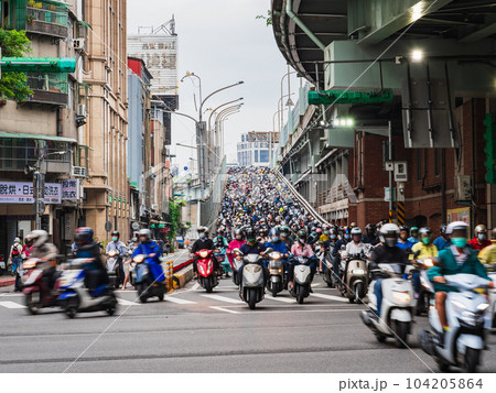 台北の朝　通称“バイクの滝”　※一部ソフトフォーカス 104205864
