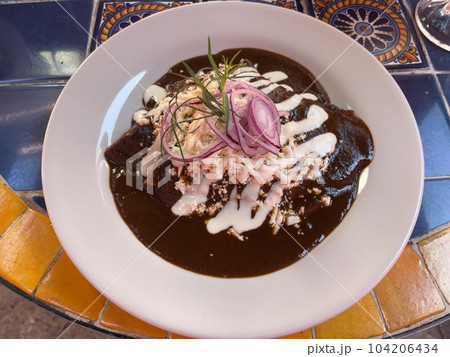 メキシコ・オアハカの名物であるエンモラーダス 104206434