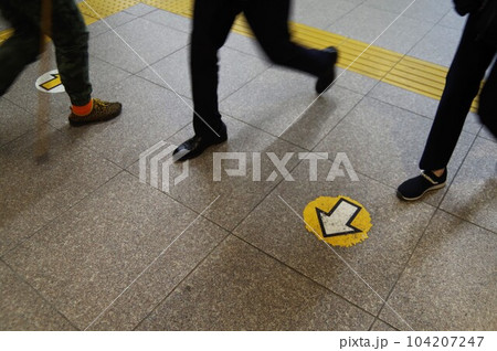 駅構内点字ブロックと左側通行3 104207247
