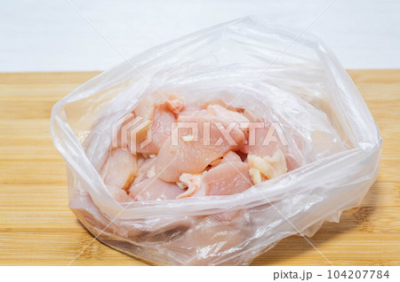 一口サイズにした鶏肉をビニール袋に入れる 一口サイズにした鶏肉をビニール袋に入れる 104207784