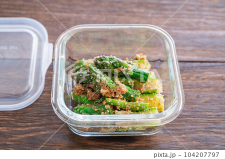 作り置きのおかずを入れる保存容器 104207797