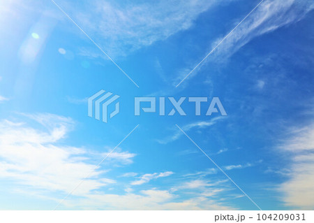 秋の青空と雲 104209031