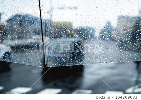 雨の日の歩行者の視界 ビニール傘越しの交差点の交通　c-2 高彩度コントラスト 104209073