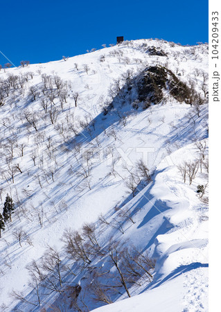 兵庫県最高峰の氷ノ山雪山登山　コシキ岩と氷ノ山山頂 104209433