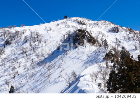兵庫県最高峰の氷ノ山雪山登山　コシキ岩と氷ノ山山頂 104209435