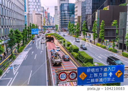 日本の東京都市景観 銀座（画面奥）や新橋地下道入口、昭和通り（地下に都営浅草線）などを望む 104210083