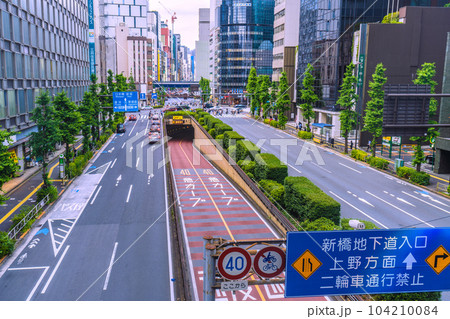 日本の東京都市景観 銀座(画面奥)や新橋地下道入口、昭和通り(地下に都営浅草線)などを望む 日本の東京都市景観 銀座(画面奥)や新橋地下道入口、昭和通り(地下に都営浅草線)などを望む 104210084